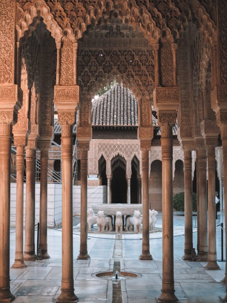 patio de los leones de la Alhambra, 10 cosas imprescindibles que hacer en Granada
